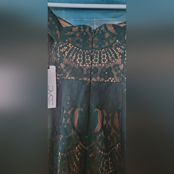 Elegant Green Lace Off-Shoulder Dress - Picture 4 of 6